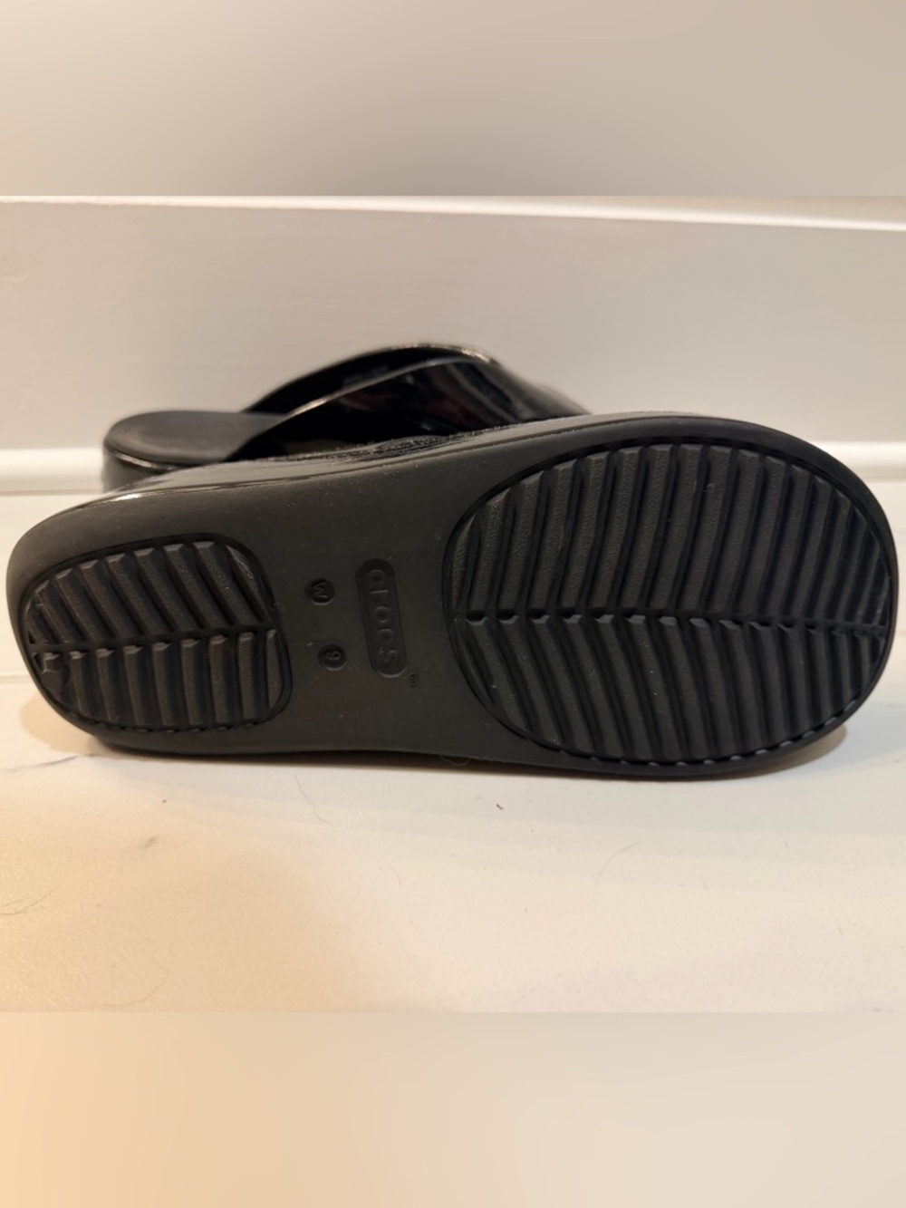 CROCS Women's Getaway Black Patent Platform Flip Sandals - Picture 4 of 4